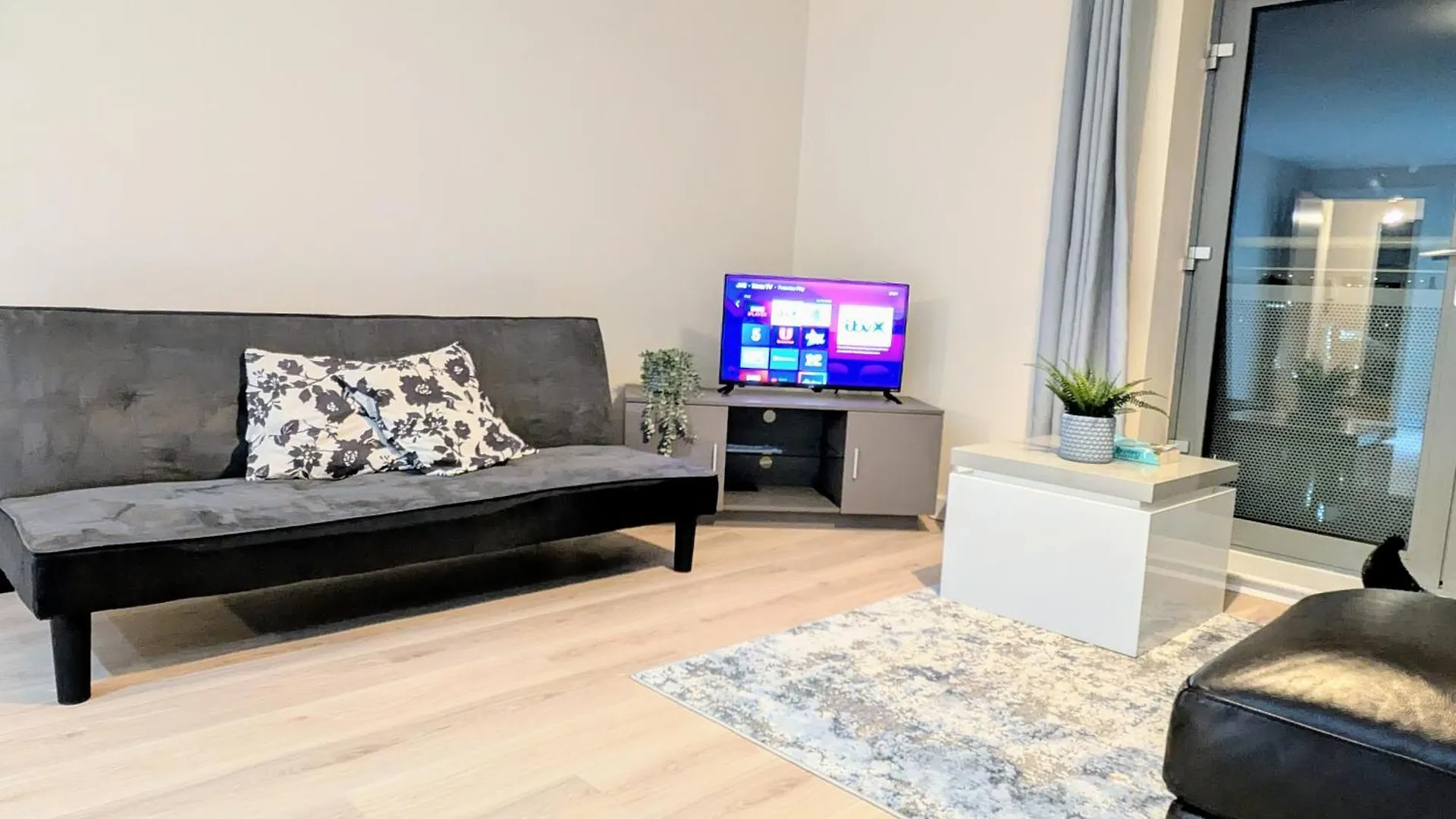 Waterfront Quayside Apartment With Secure Parking & Lift, Ideal For Mobility Users Newcastle upon Tyne